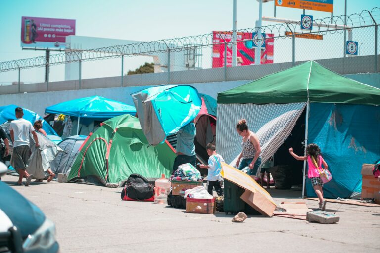 conservatives-angry-as-740,000-illegal-migrants-crossed-the-border-to-america-since-october