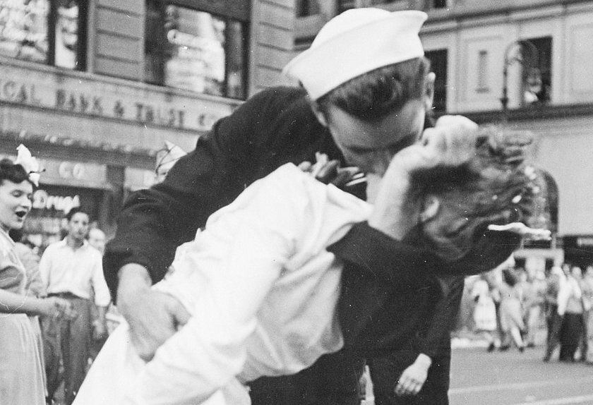 woke-americans-wanting-to-ban-iconic-v-j-day-kiss,-sparking-outrage-from-conservatives 