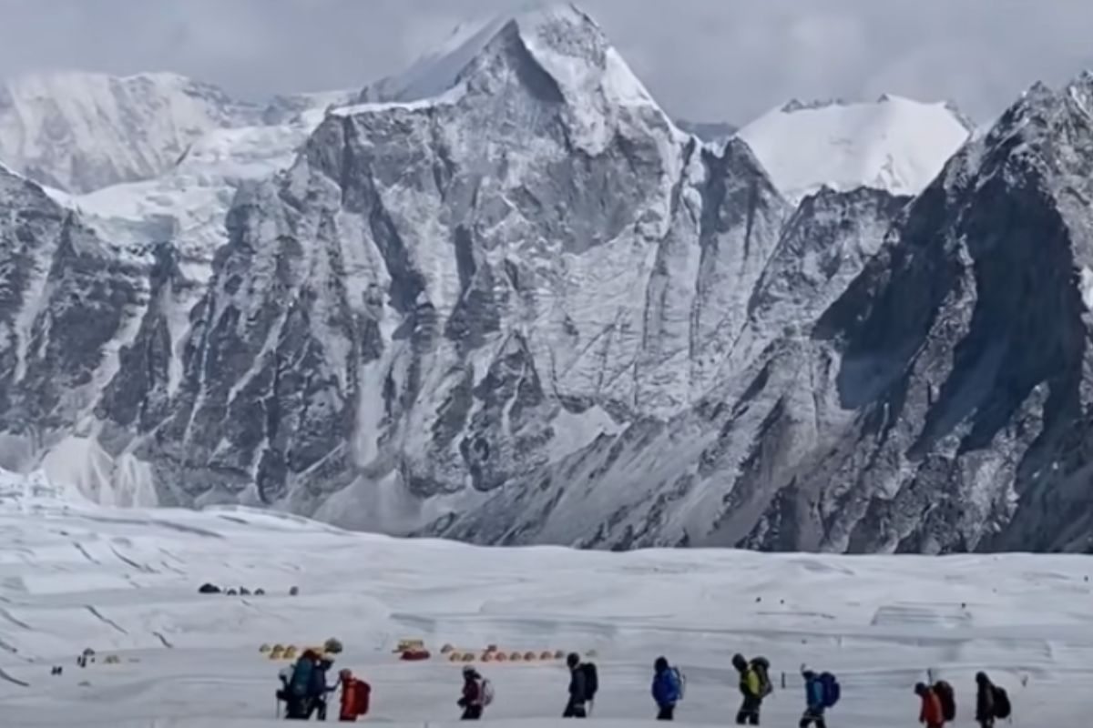 everest-growing-taller-due-to-eroding-river,-study-finds