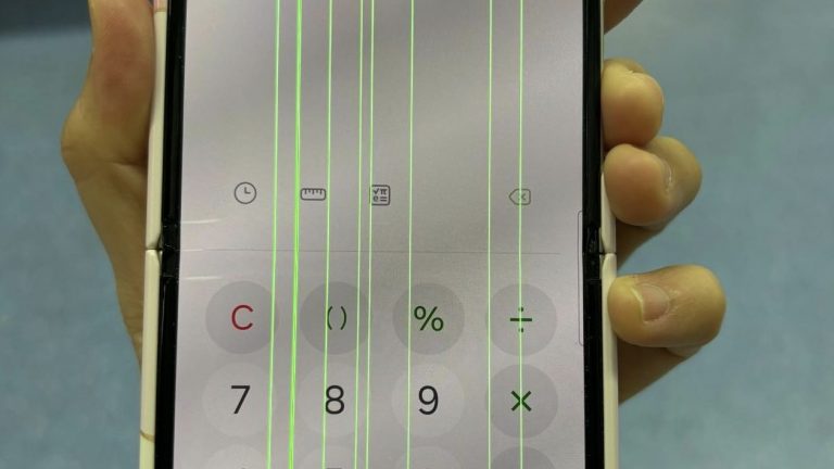 Netizen tells Samsung phone user with 8 green lines on the screen that this is “normal” for Samsung phones now