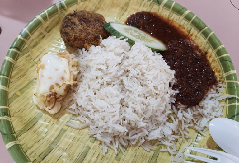 “The most expensive Nasi Lemak I ever had”: Customer claims she paid S$5 for “just an egg and begedil”