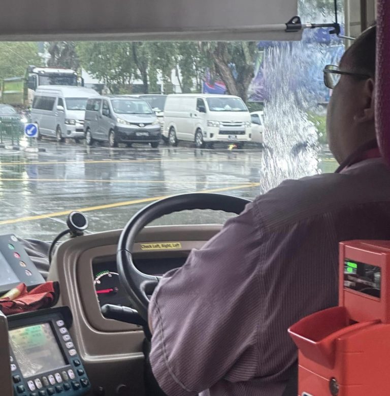 S’poreans praise bus driver for shielding passengers from rain with his own umbrella