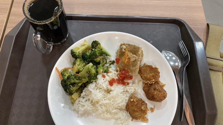 “Too expensive!” — Singaporeans react to diner’s S$8.70 meal; coffee price not included